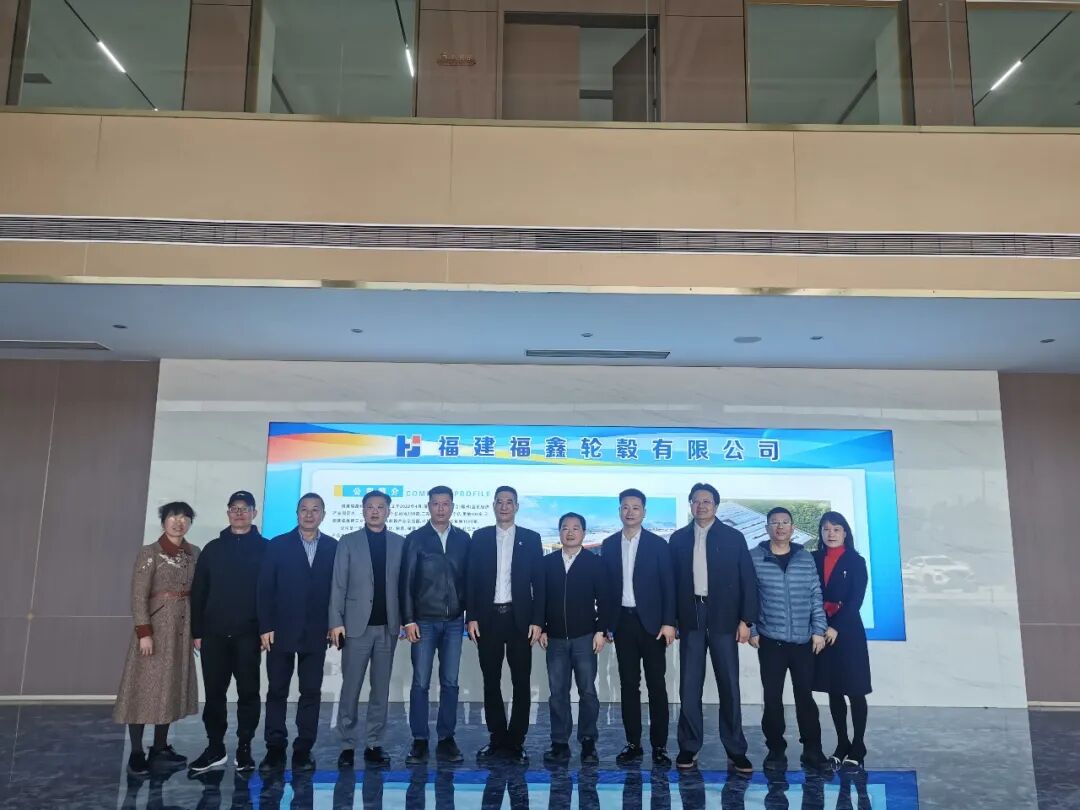 调研组与福鑫轮毂相关负责人合影
